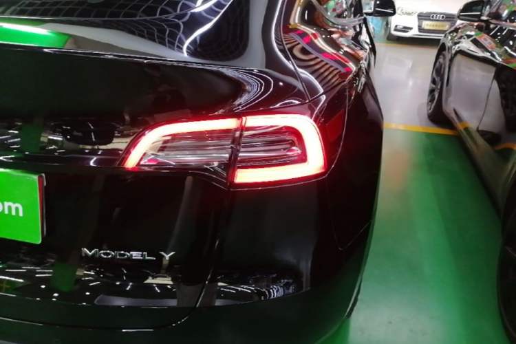 Used Tesla Model Y 2023 Long-Range All-Wheel-Drive Version Right Rear Taillight