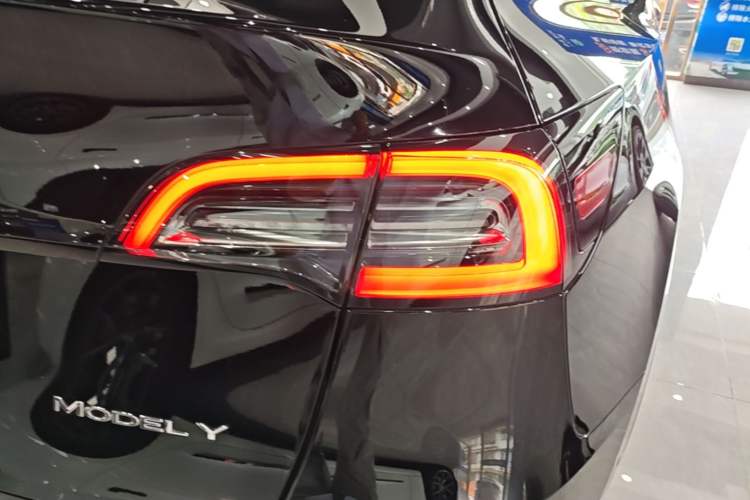 Used Tesla Model Y 2023 Rear-Wheel-Drive Version Right Rear Taillight