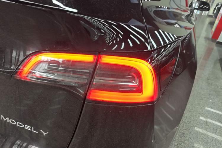 Used Tesla Model Y 2023 Long-Range All-Wheel-Drive Version Right Rear Taillight