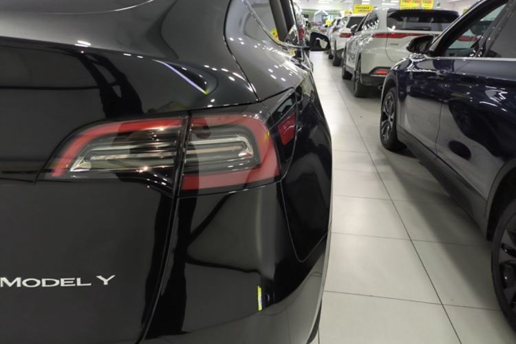 Used Tesla Model Y 2023 Long-Range All-Wheel-Drive Version Right Rear Taillight