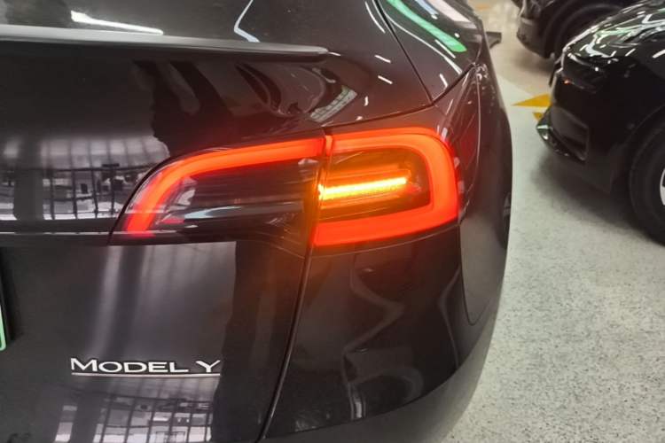 Used Tesla Model Y 2023 High-Performance All-Wheel-Drive Version Right Rear Taillight