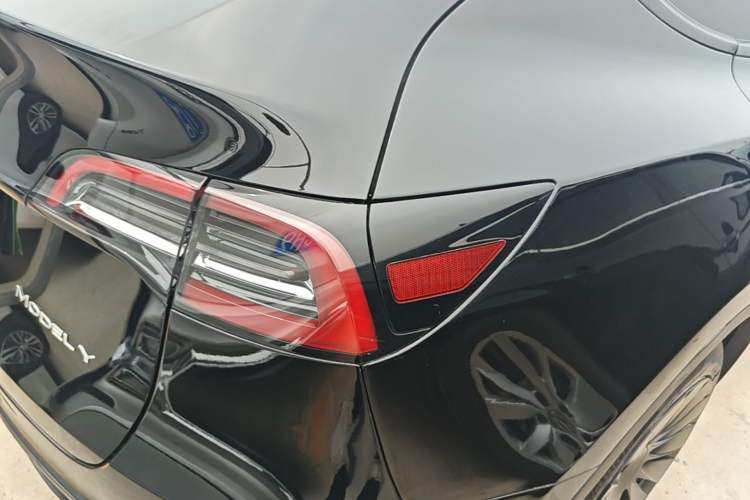 Used Tesla Model Y 2023 Long-Range All-Wheel-Drive Version Right Rear Taillight