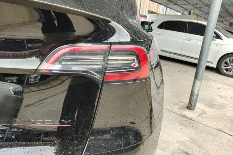 Used Tesla Model Y 2023 High-Performance All-Wheel-Drive Version Right Rear Taillight
