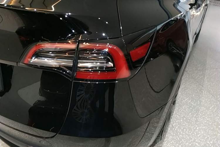 Used Tesla Model Y 2023 Long-Range All-Wheel-Drive Version Right Rear Taillight