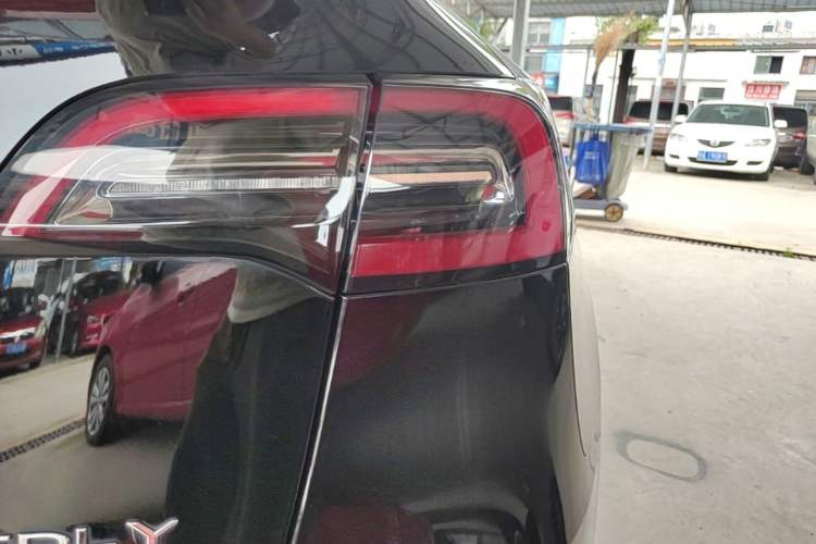 Used Tesla Model Y 2023 Rear-Wheel-Drive Version Right Rear Taillight