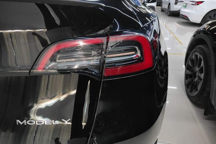 Used Tesla Model Y 2023 Long-Range All-Wheel-Drive Version Right Rear Taillight