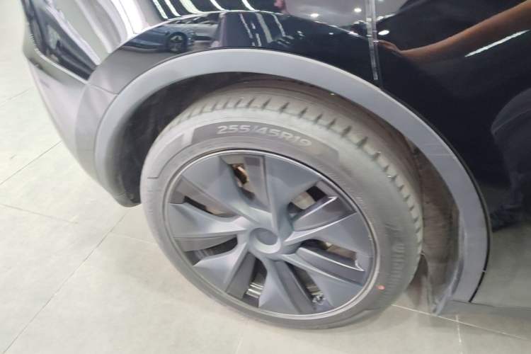 Used Tesla Model Y 2023 Long-Range All-Wheel-Drive Version Right Rear Wheel Hub
