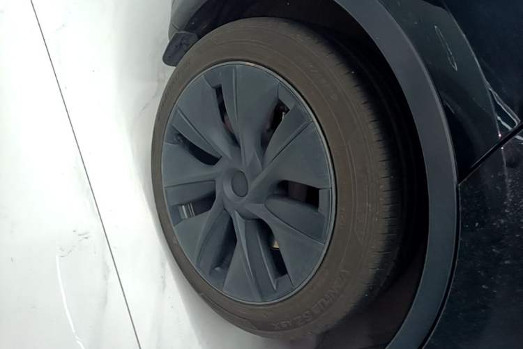 Used Tesla Model Y 2023 Rear-Wheel-Drive Version Right Rear Wheel Hub