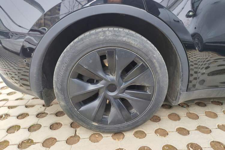 Used Tesla Model Y 2023 Long-Range All-Wheel-Drive Version Right Rear Wheel Hub