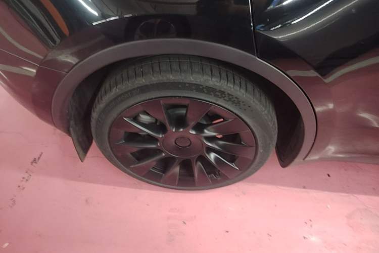 Used Tesla Model Y 2023 Long-Range All-Wheel-Drive Version Right Rear Wheel Hub