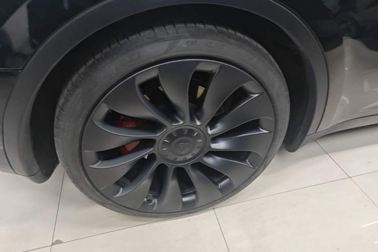 Used Tesla Model Y 2023 High-Performance All-Wheel-Drive Version Right Rear Wheel Hub