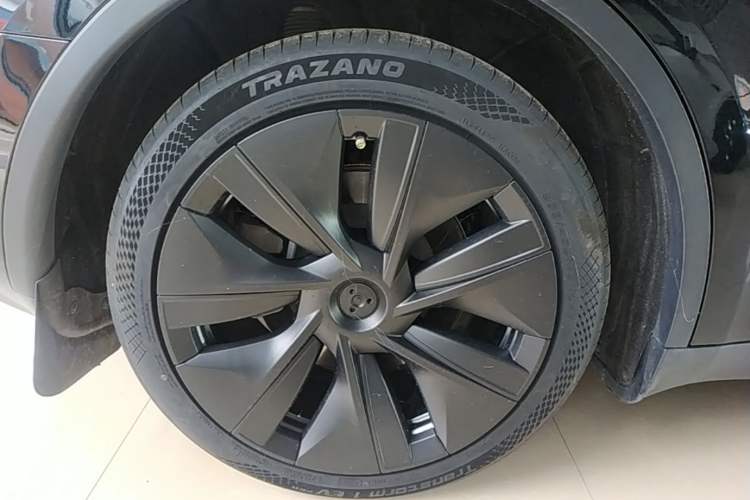 Used Tesla Model Y 2023 Rear-Wheel-Drive Version Right Rear Wheel Hub