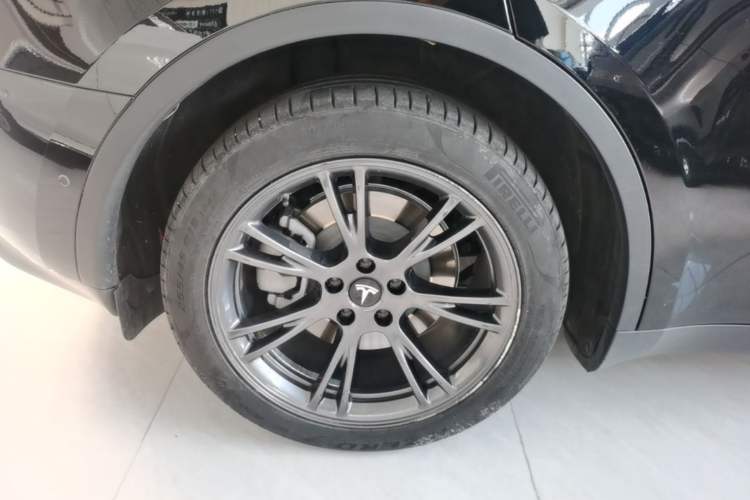 Used Tesla Model Y 2023 Long-Range All-Wheel-Drive Version Right Rear Wheel Hub