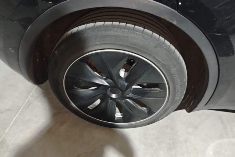 Used Tesla Model Y 2023 Long-Range All-Wheel-Drive Version Right Rear Wheel Hub