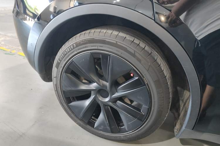Used Tesla Model Y 2023 Rear-Wheel-Drive Version Right Rear Wheel Hub