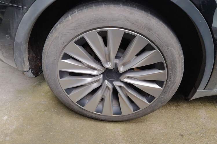 Used Tesla Model Y 2023 Rear-Wheel-Drive Version Right Rear Wheel Hub