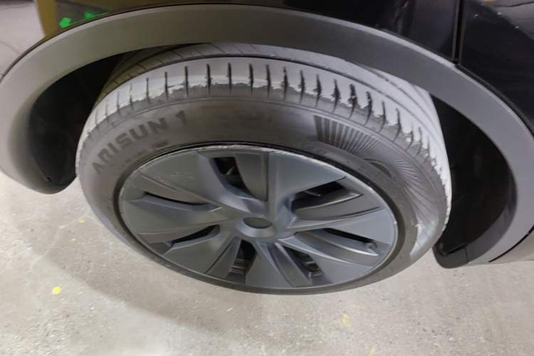 Used Tesla Model Y 2023 Long-Range All-Wheel-Drive Version Right Rear Wheel Hub