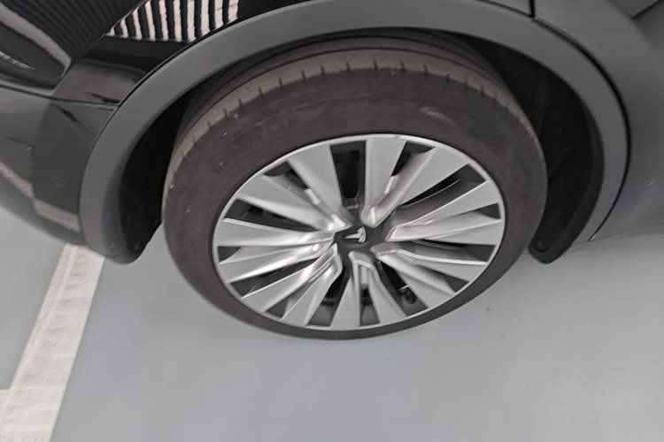 Used Tesla Model Y 2023 Rear-Wheel-Drive Version Right Rear Wheel Hub