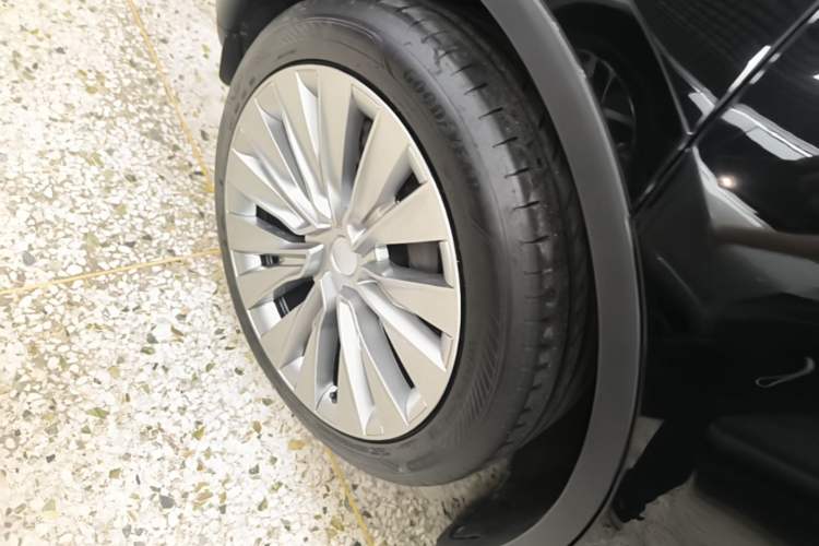 Used Tesla Model Y 2023 Rear-Wheel-Drive Version Right Rear Wheel Hub
