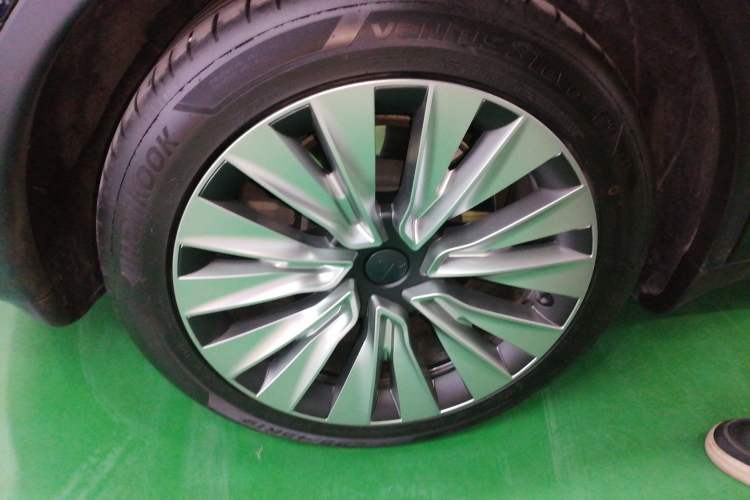 Used Tesla Model Y 2023 Long-Range All-Wheel-Drive Version Right Rear Wheel Hub