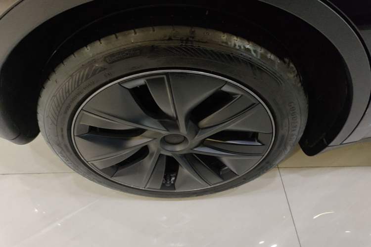 Used Tesla Model Y 2023 Rear-Wheel-Drive Version Right Rear Wheel Hub