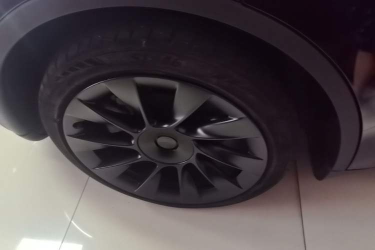 Used Tesla Model Y 2023 Long-Range All-Wheel-Drive Version Right Rear Wheel Hub