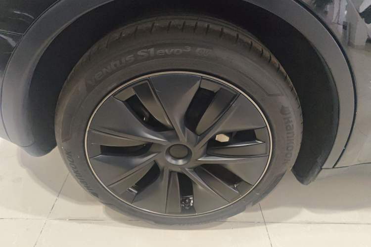 Used Tesla Model Y 2023 Long-Range All-Wheel-Drive Version Right Rear Wheel Hub