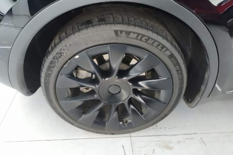 Used Tesla Model Y 2023 Long-Range All-Wheel-Drive Version Right Rear Wheel Hub