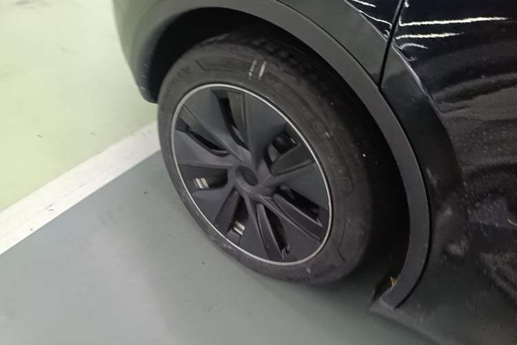 Used Tesla Model Y 2023 Rear-Wheel-Drive Version Right Rear Wheel Hub