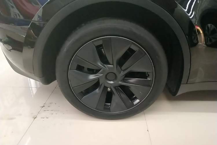 Used Tesla Model Y 2023 Rear-Wheel-Drive Version Right Rear Wheel Hub