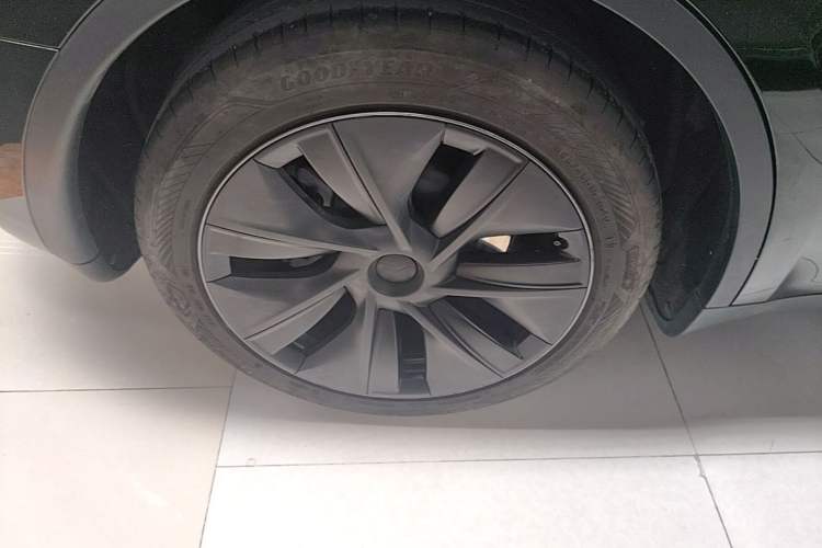 Used Tesla Model Y 2023 Rear-Wheel-Drive Version Right Rear Wheel Hub