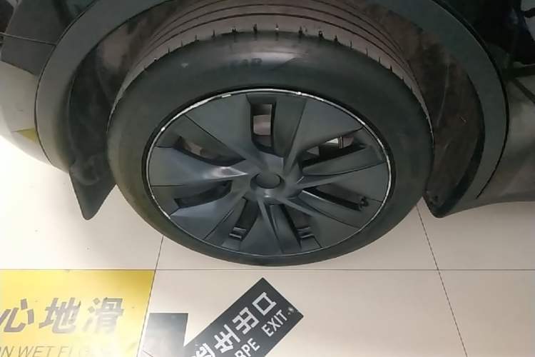 Used Tesla Model Y 2023 Rear-Wheel-Drive Version Right Rear Wheel Hub