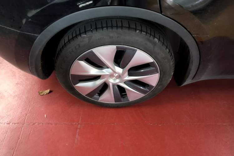 Used Tesla Model Y 2023 Rear-Wheel-Drive Version Right Rear Wheel Hub
