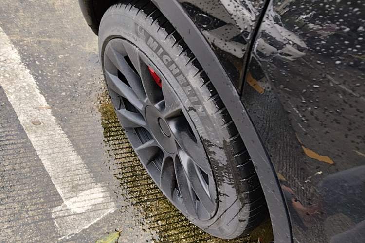 Used Tesla Model Y 2023 Long-Range All-Wheel-Drive Version Right Rear Wheel Hub