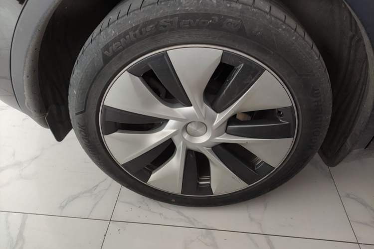 Used Tesla Model Y 2023 Long-Range All-Wheel-Drive Version Right Rear Wheel Hub