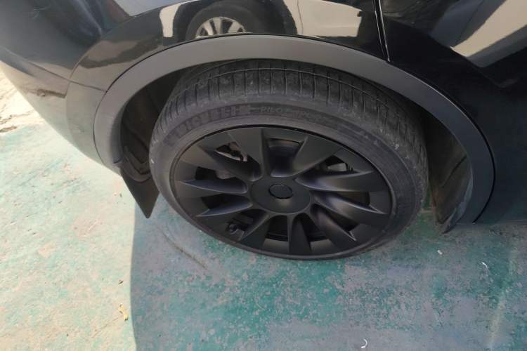 Used Tesla Model Y 2023 Long-Range All-Wheel-Drive Version Right Rear Wheel Hub
