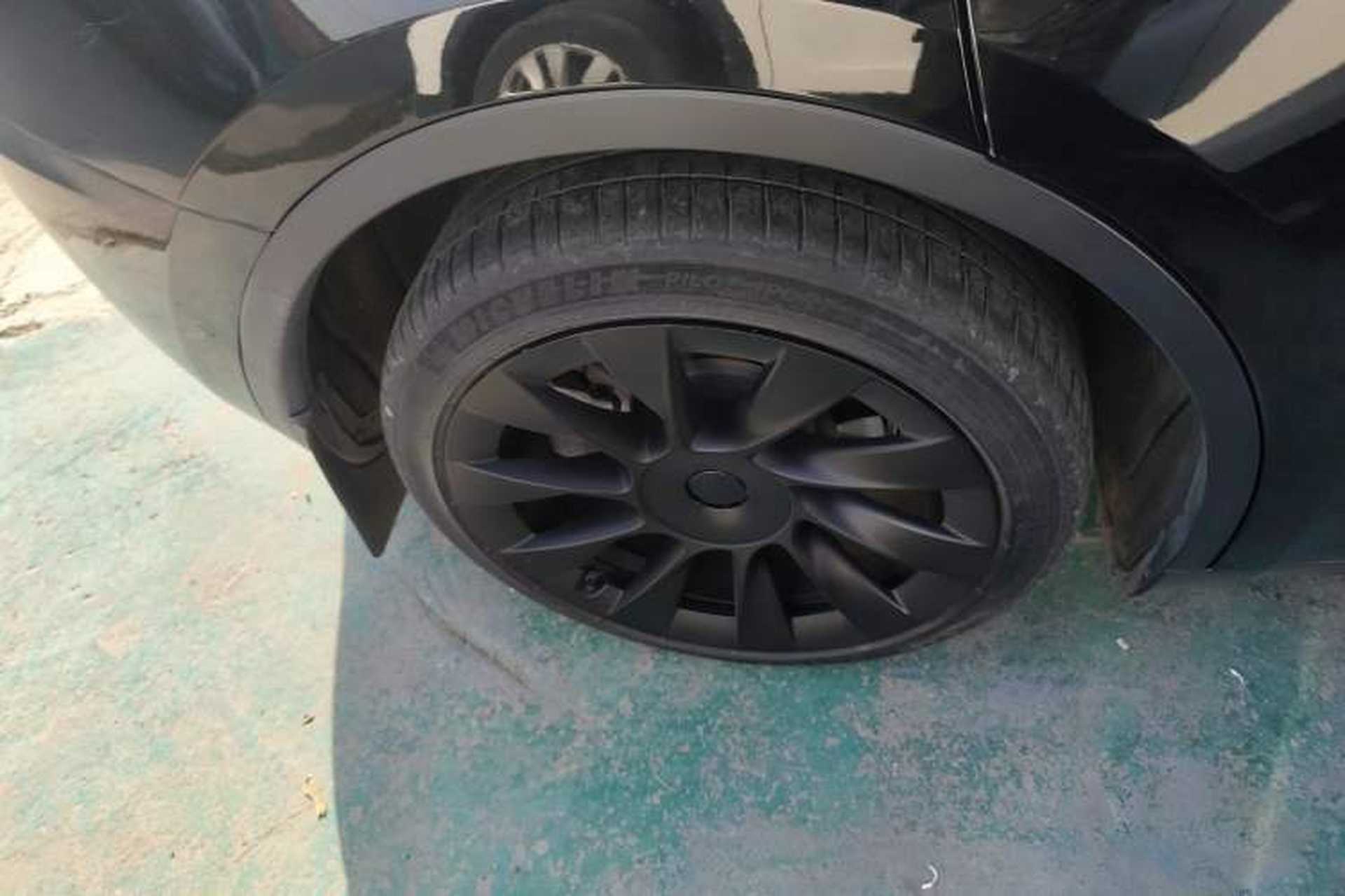 Used Tesla Model Y 2023 Long-Range All-Wheel-Drive Version Right Rear Wheel Hub