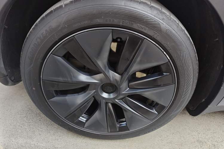 Used Tesla Model Y 2023 Rear-Wheel-Drive Version Right Rear Wheel Hub