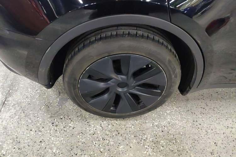 Used Tesla Model Y 2023 Long-Range All-Wheel-Drive Version Right Rear Wheel Hub