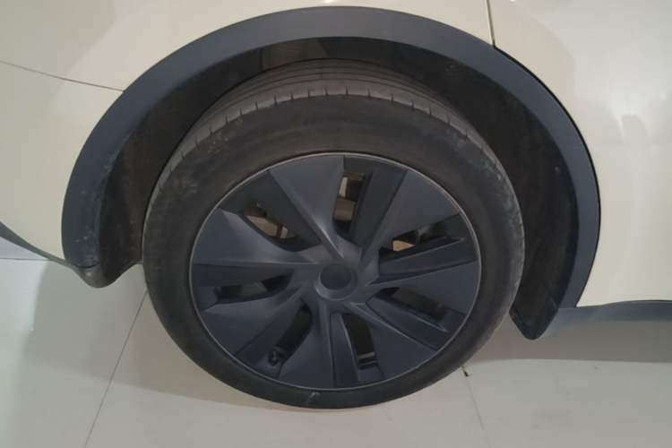 Used Tesla Model Y 2023 Rear-Wheel-Drive Version Right Rear Wheel Hub