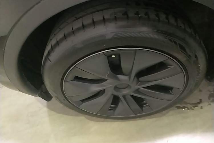 Used Tesla Model Y 2023 Long-Range All-Wheel-Drive Version Right Rear Wheel Hub
