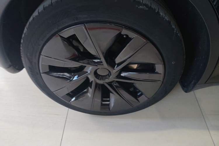 Used Tesla Model Y 2023 Rear-Wheel-Drive Version Right Rear Wheel Hub