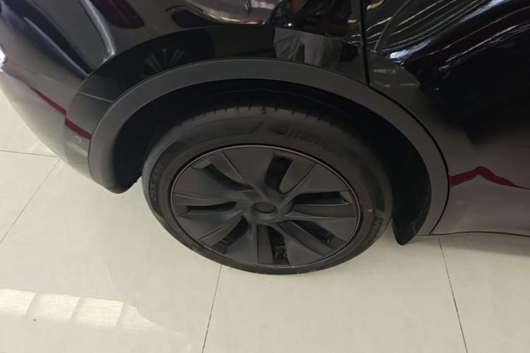 Used Tesla Model Y 2023 Long-Range All-Wheel-Drive Version Right Rear Wheel Hub