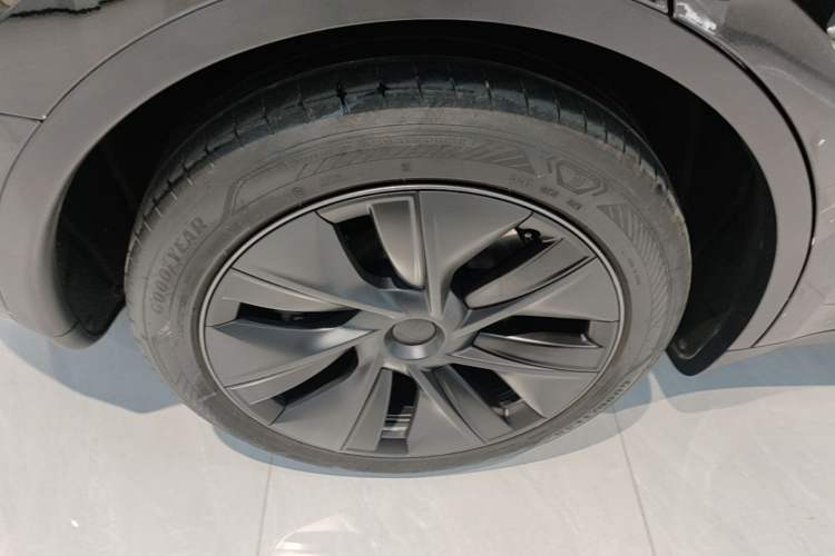 Used Tesla Model Y 2023 Rear-Wheel-Drive Version Right Rear Wheel Hub