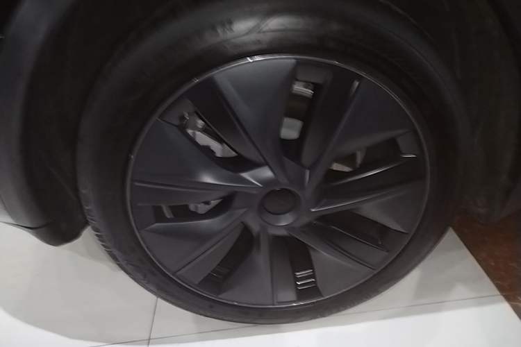 Used Tesla Model Y 2023 Rear-Wheel-Drive Version Right Rear Wheel Hub