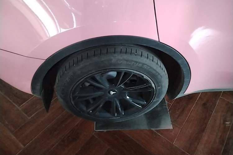 Used Tesla Model Y 2023 Long-Range All-Wheel-Drive Version Right Rear Wheel Hub