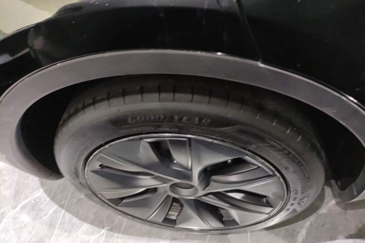 Used Tesla Model Y 2023 Rear-Wheel-Drive Version Right Rear Wheel Hub