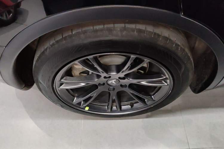 Used Tesla Model Y 2023 Rear-Wheel-Drive Version Right Rear Wheel Hub