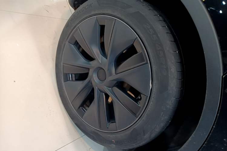 Used Tesla Model Y 2023 Long-Range All-Wheel-Drive Version Right Rear Wheel Hub