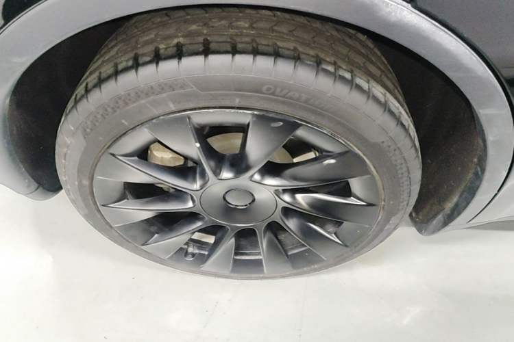Used Tesla Model Y 2023 Long-Range All-Wheel-Drive Version Right Rear Wheel Hub